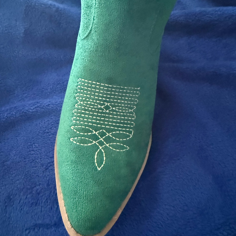 Green Heeled Western Boots with Embroidered Stitching